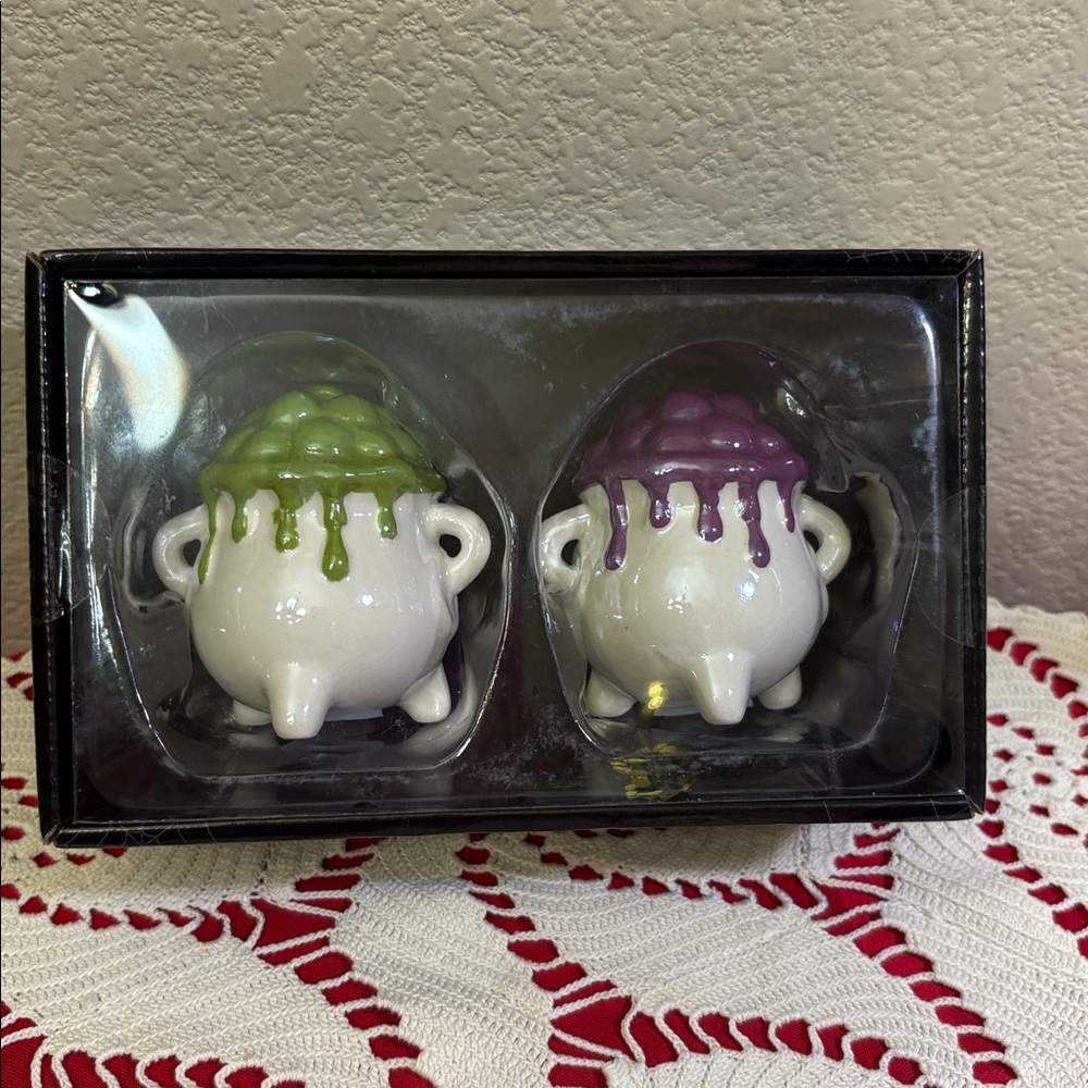 Collectible Spooky Hollow Cauldron Salt and Pepper Shakers - Picture 2 of 4
